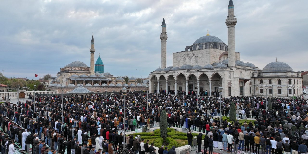 Konya'da bayram coşkusu. Mevlana Meydanı'ndan muhteşem görüntü