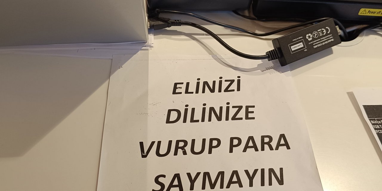 Esnafın kasa önüne yazdığı yazı dikkat çekiyor