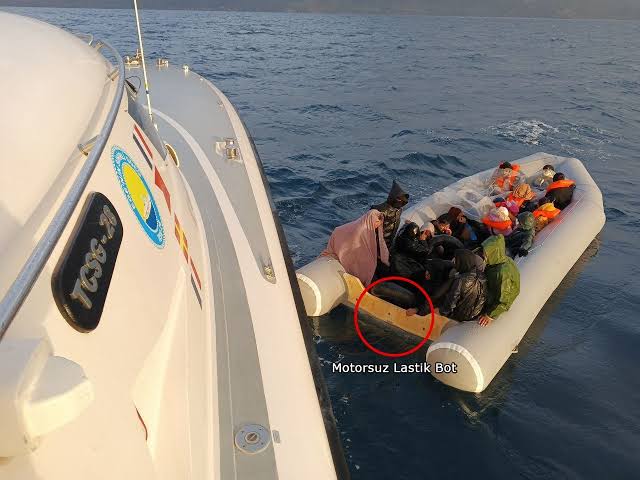 Yunanistan tarafından denize bırakılan göçmenler sahil güvenlik ekipleri tarafından kurtarıldı