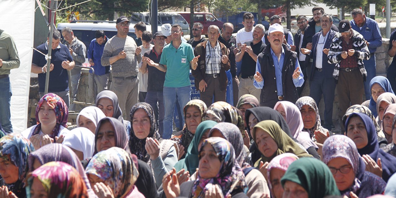 Konya'da 5 bin kişi ellerini semaya yağmur için açtı