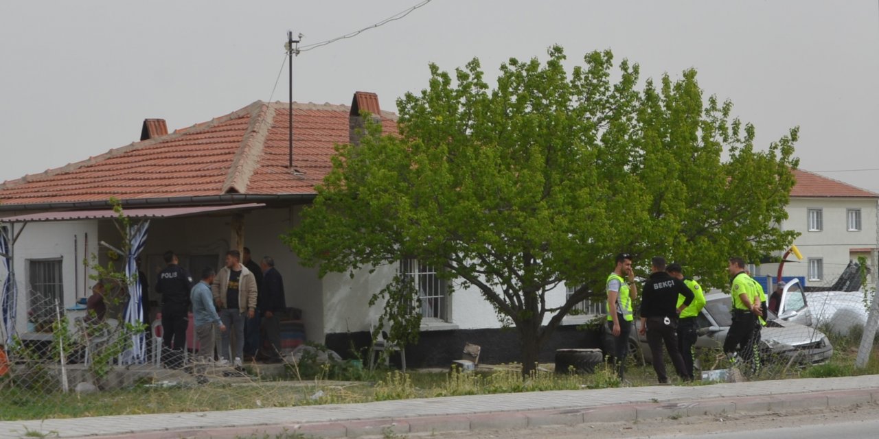Konya'da otomobil evin bahçesine uçtu! Ev sahibi ve sürücü karakolluk oldu