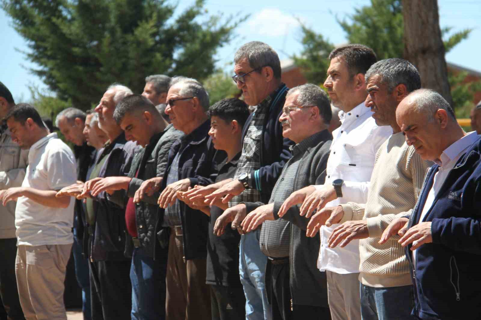 Konya'da yağmur duası sürüyor! Eller semaya açıldı