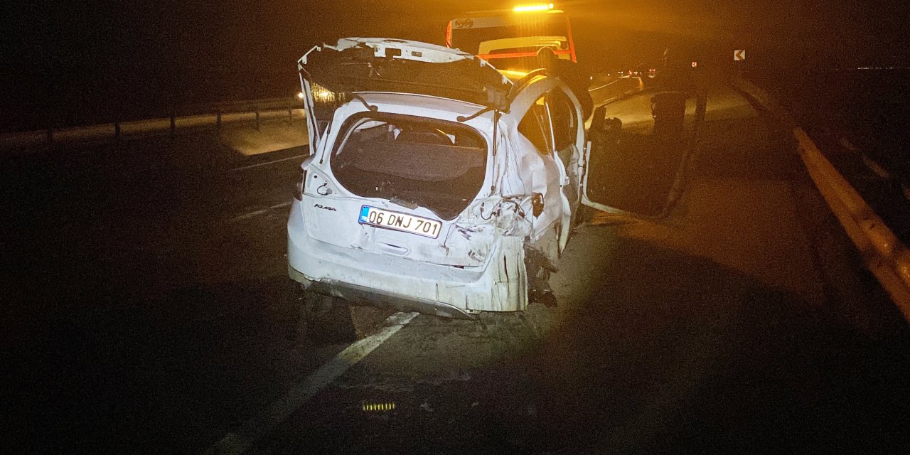 Konya'da bariyerlere çarpan otomobilin motoru yerinden fırladı: 4 yaralı