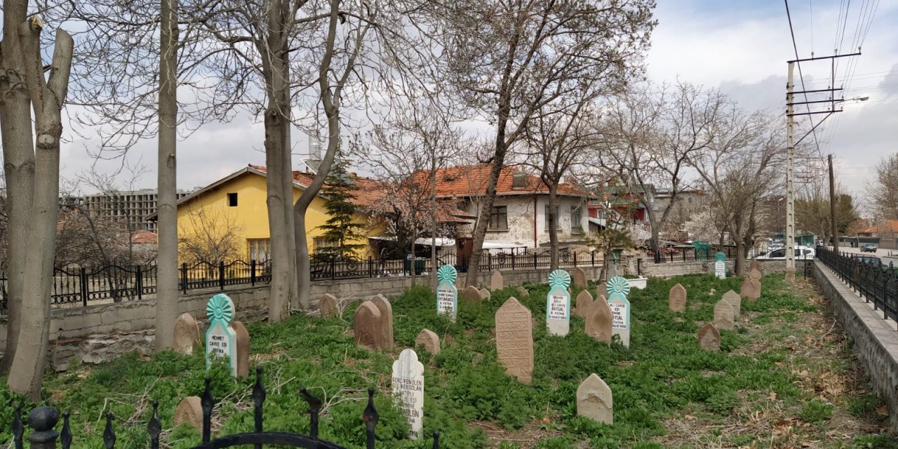 İşte Konya’nın en küçük mezarlığı! Şehrin merkezinde yer alıyor