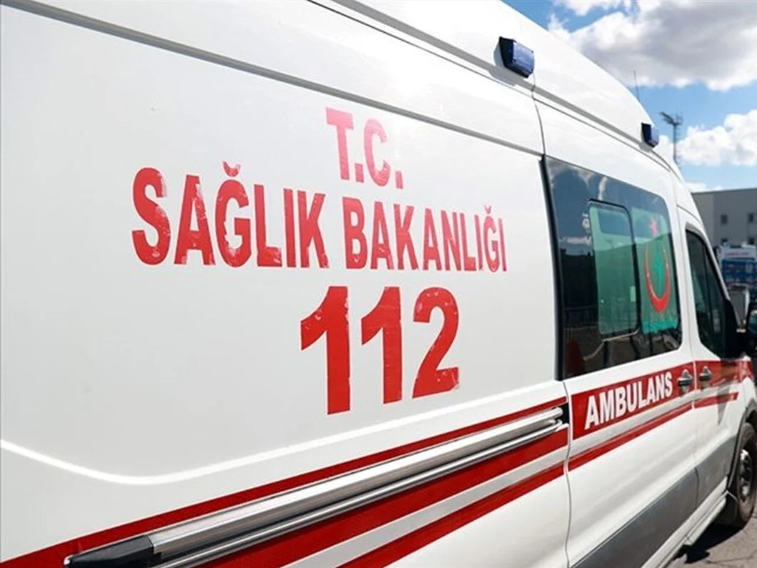 Ambulansın önünü kesip sağlık personellerini darp ettiler