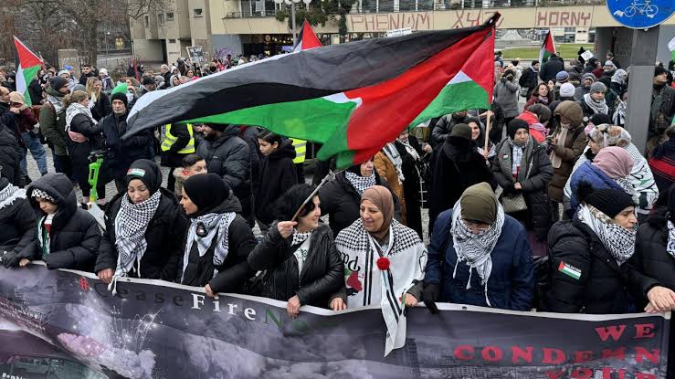 Berlin’de yaklaşık 2 bin kişiden Filistin’e destek yürüyüşü