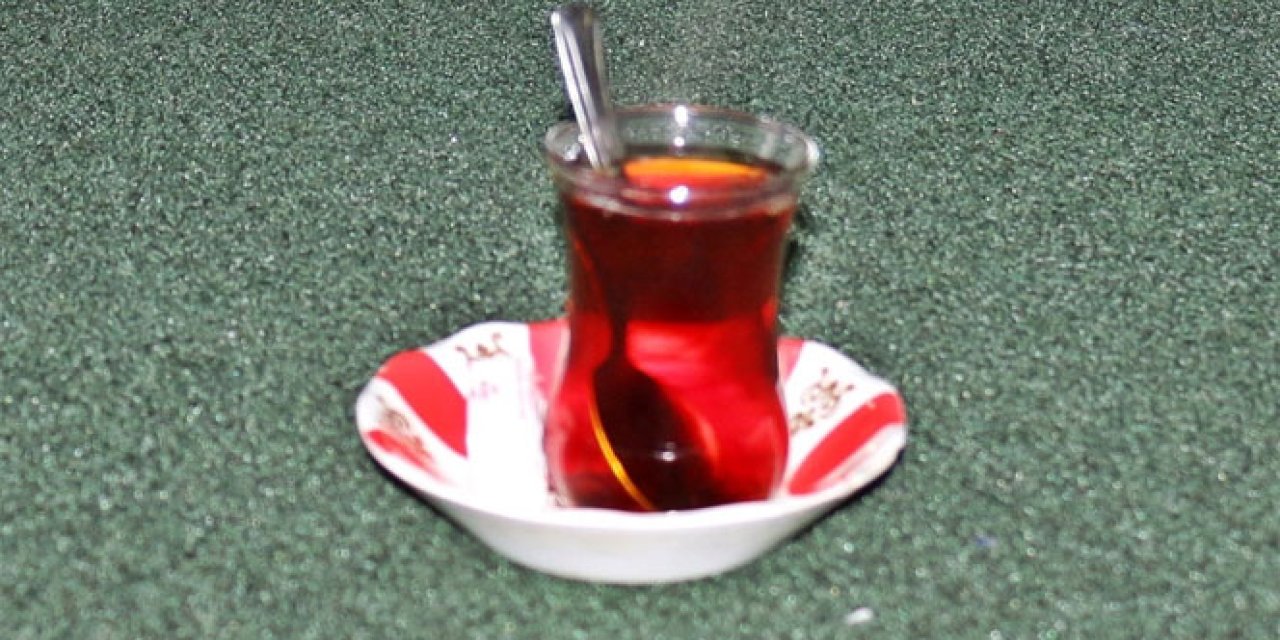 Türkiye'deki çay tabaklarıyla ilgili ilginç bilgi. Neden kırmızı beyaz üretiliyorlar?