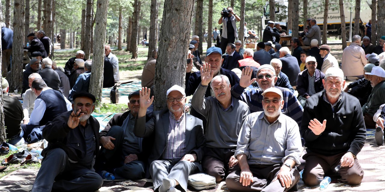Konya'daki koca çınarlar piknikte buluştu
