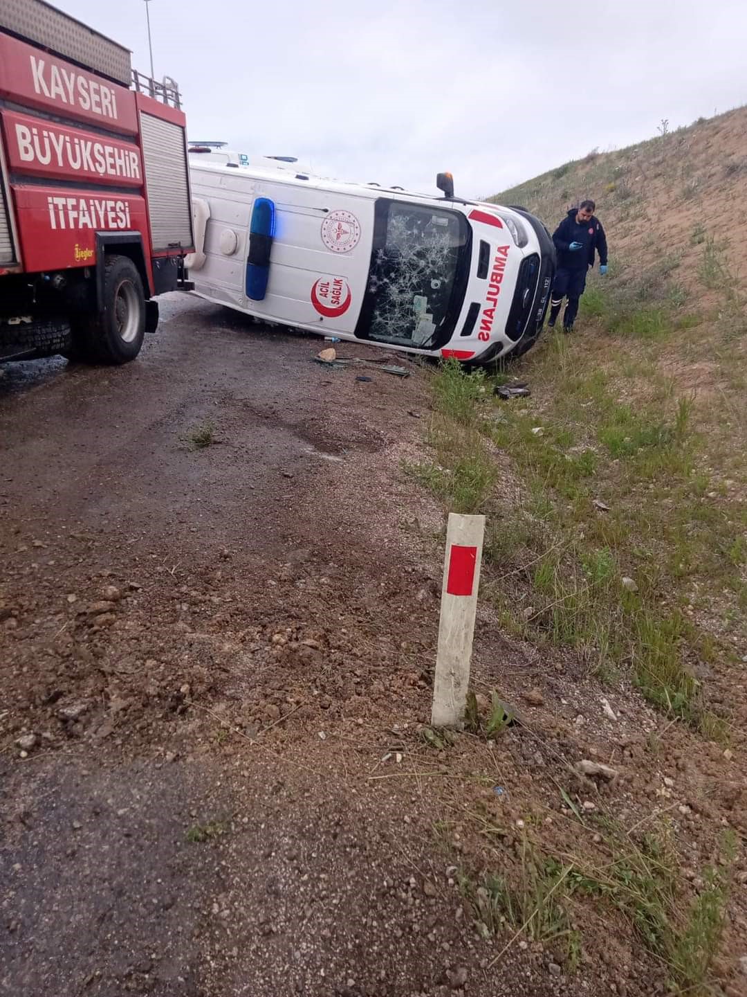 Kaza ihbarına giden ambulans kaza yaptı: 3 yaralı