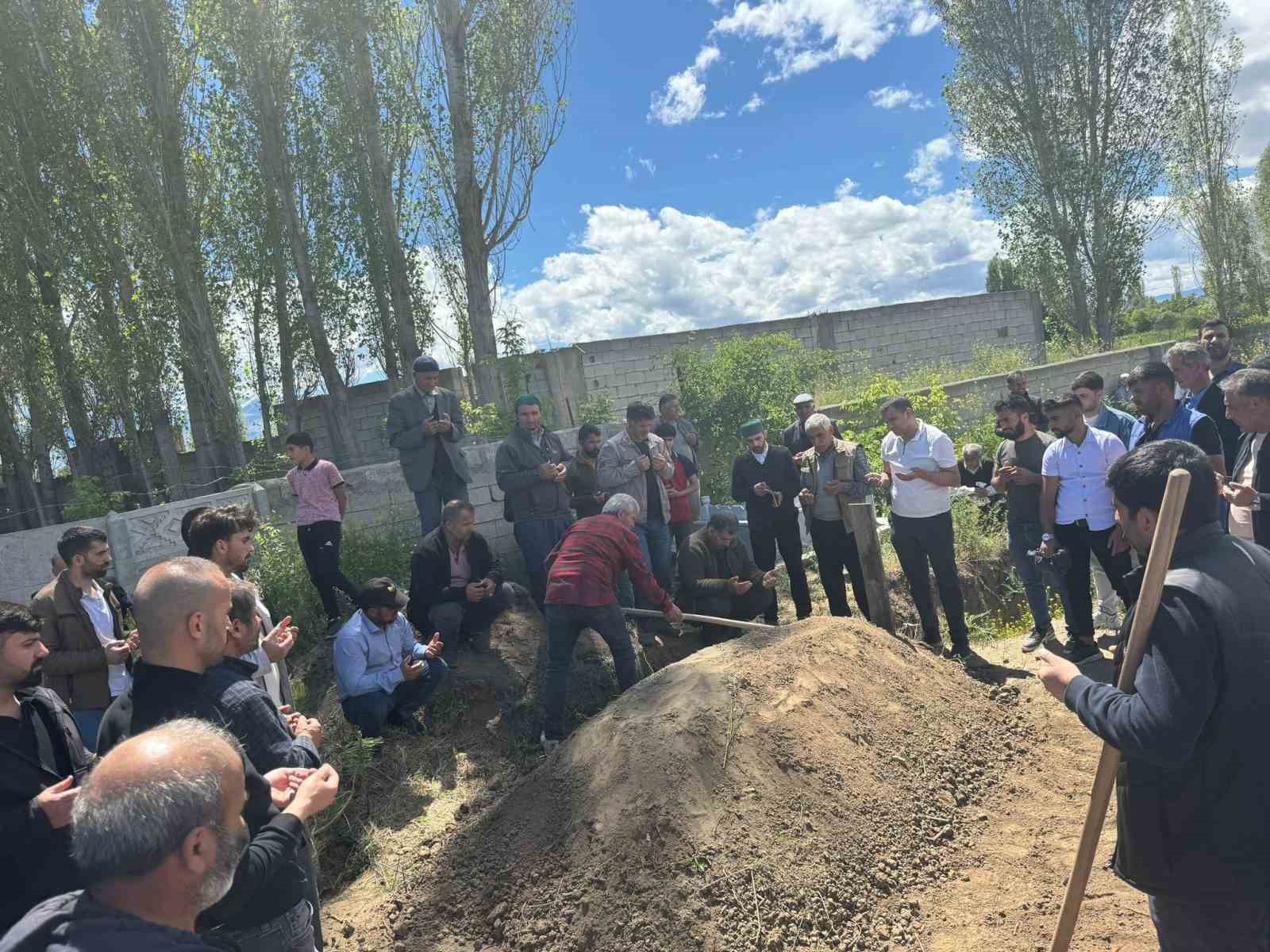 Eski nişanlısı tarafından katledilen Bahar gözyaşlarıyla defnedildi