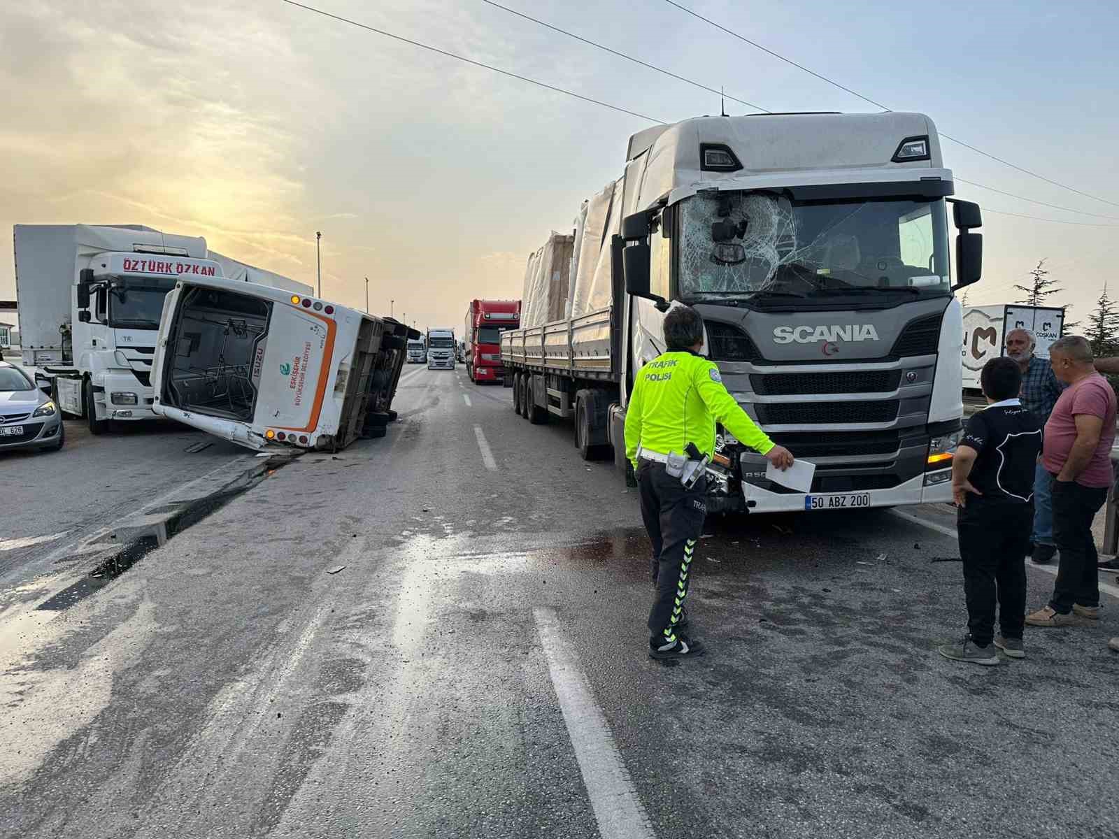 Belediye otobüsü ve 2 tırın karıştığı kazada 7 kişi yaralandı