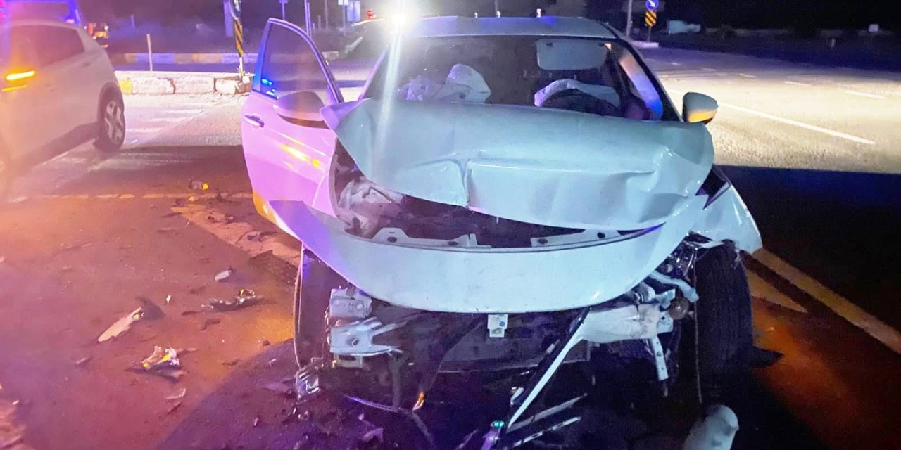 Konya’da 2 otomobil çarpıştı: Yaralılar var