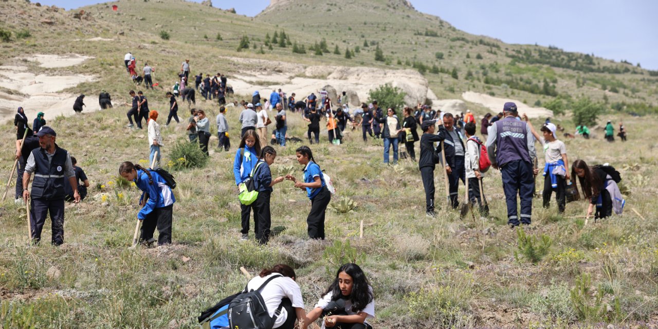 Selçuklu'da çevre gönüllüleri işbaşında. Yüzlerce fidan dikildi