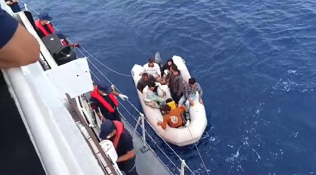 56 göçmen karaya çıkartıldı