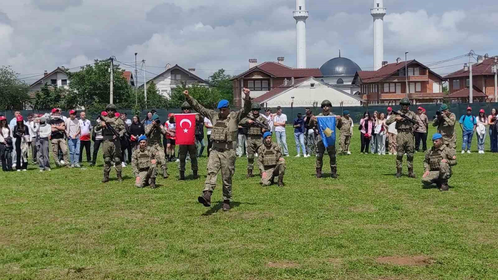 Kosova’da Türk askeri 19 Mayıs Bayramı’nı zeybek oynayarak kutladı
