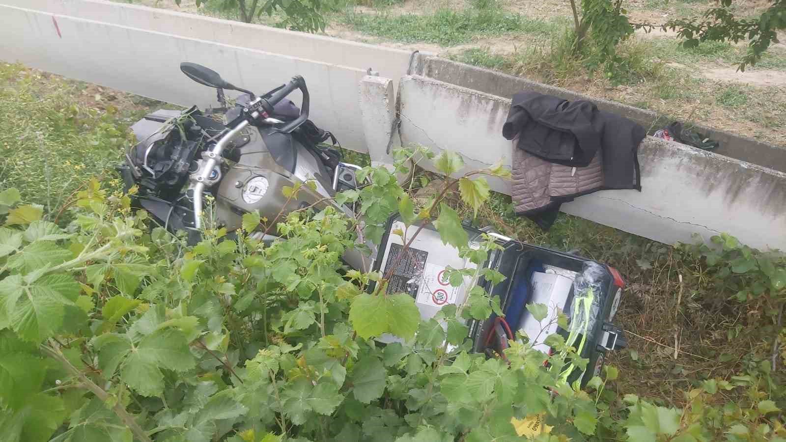 Virajı alamayan motosiklet su kanalına çarptı: 1 ölü, 1 yaralı