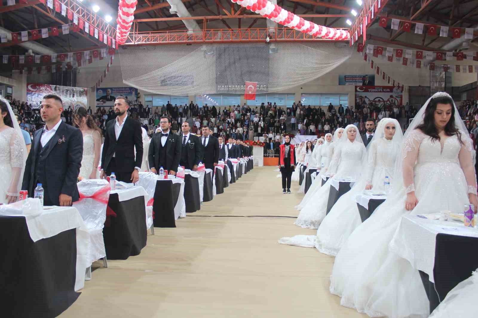 Konya, Kahramanmaraş'ta yuvaları kurdu! 100 çift evlendi