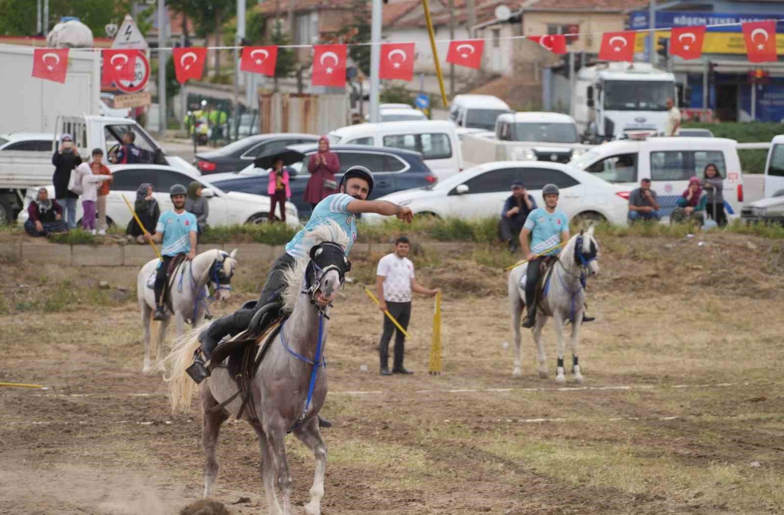 Kadın ve erkek sporcuların at üzerindeki gösterisi dikkat çekti