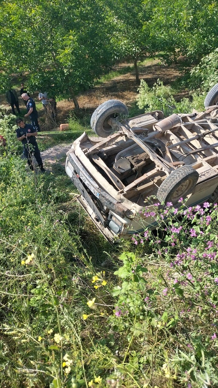 Kontrolden çıkan kamyonet devrildi: 1 ölü, 3 yaralı