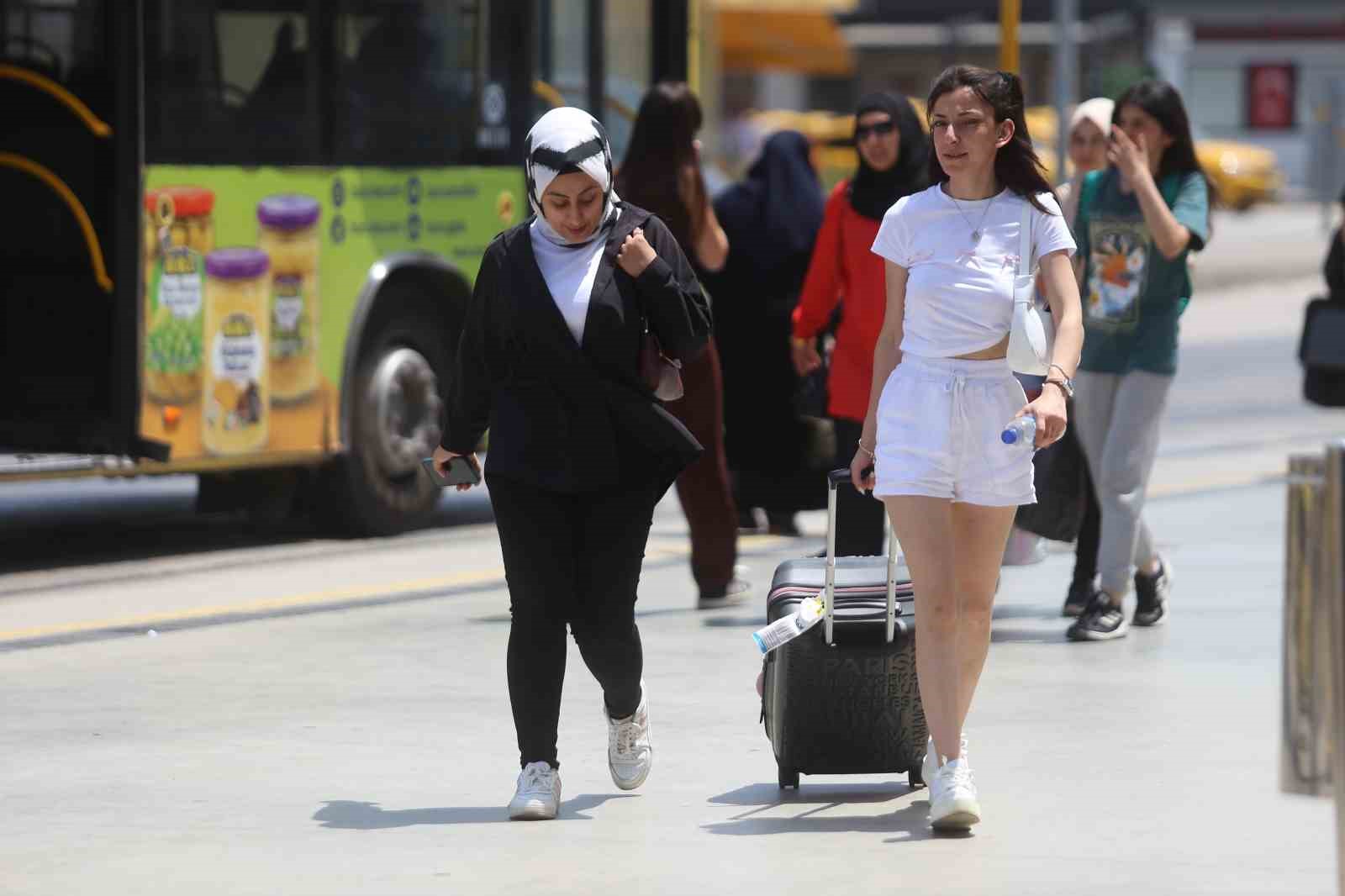 Artık eski bayramlar yok! El öpmeye değil yüzmeye gidiyorlar