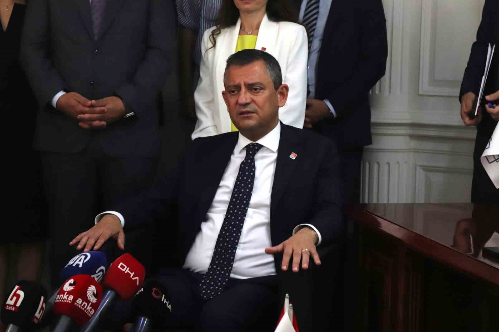 CHP Lideri Özgür Özel, Çağlayan’daki İstanbul Adalet Sarayı’na geldi