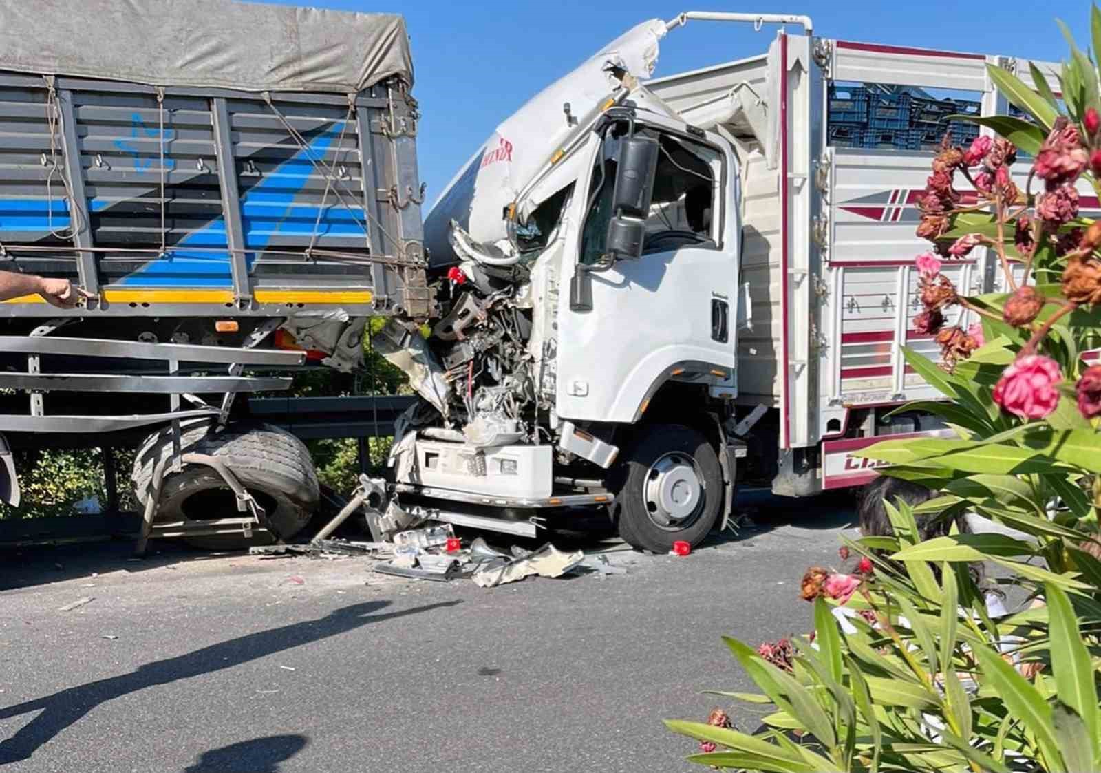 Kamyon, tıra arkadan çarptı: 2 ölü