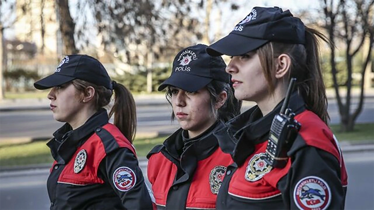 Kayıp liseli kız polise teslim oldu