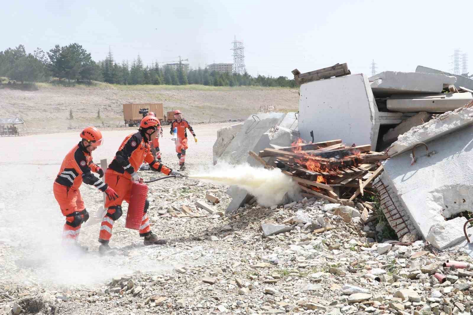 Nefes kesen tatbikat! Depremin şiddeti 7.1 diye duyuruldu