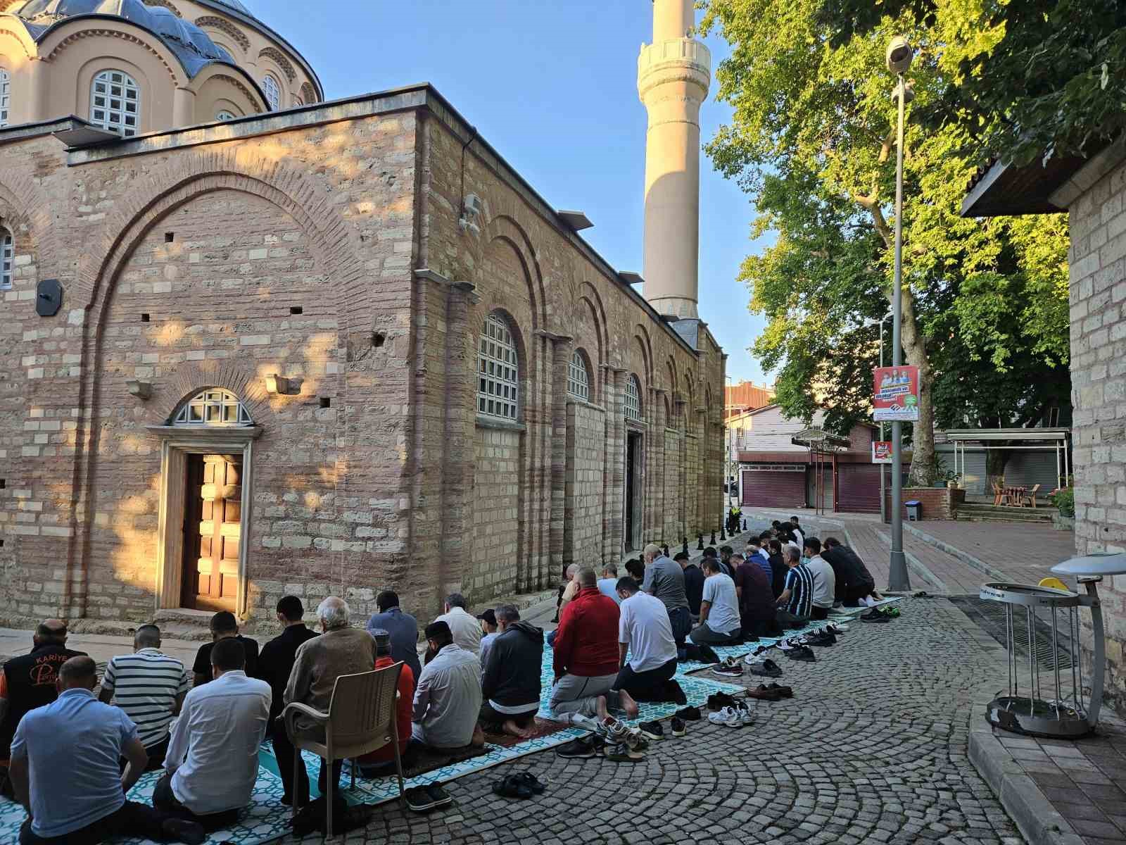 Bu camide 79 yıl aradan sonra ilk bayram namazı kılındı