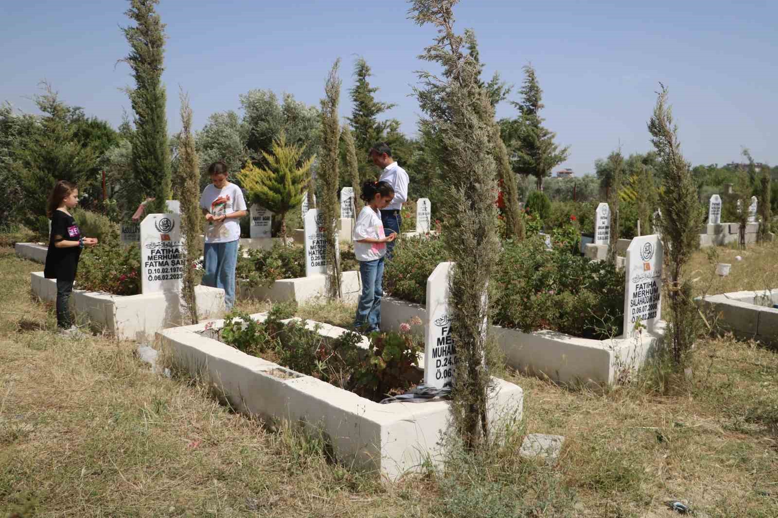 Depremde 3 evladını ve eşini kaybeden baba, enkazdan kurtardığı 4 evladıyla hayata tutundu