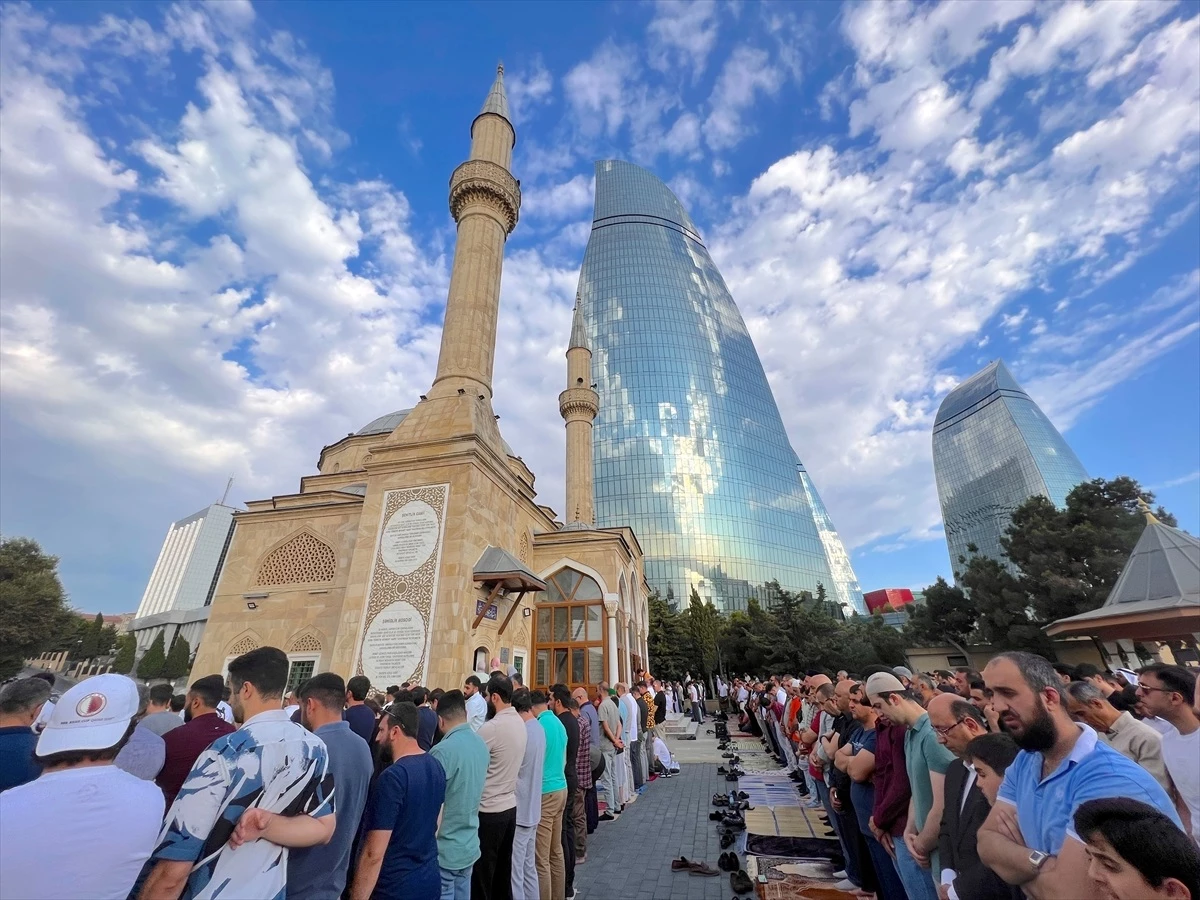 Azerbaycan’da bayram namazı kılındı