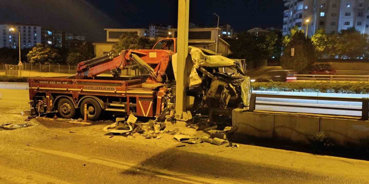 Ankara’da kontrolden çıkan vinç bariyerlere çarptı: 2 yaralı