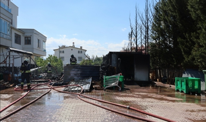 Konya'da korkutan yangın! 2 kişi dumandan etkilendi