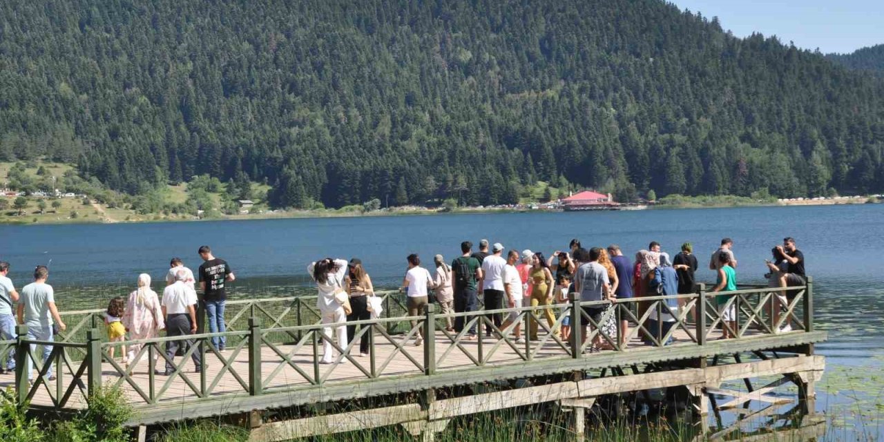 Abant Gölü Milli Parkı’nda bayram yoğunluğu yaşanıyor
