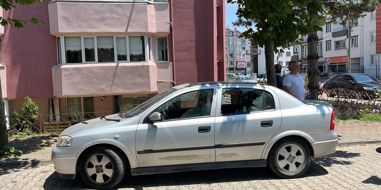 Otomobile baltayla saldırdılar