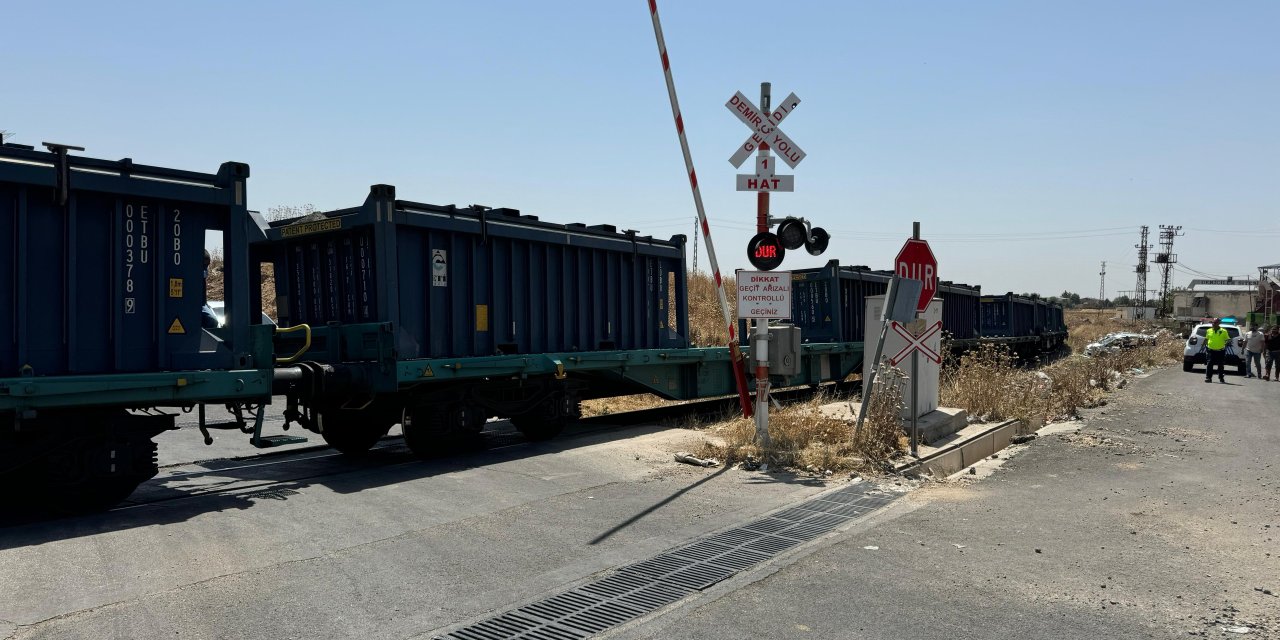 Hafif ticari araca yük treni çarptı: 2 yaralı