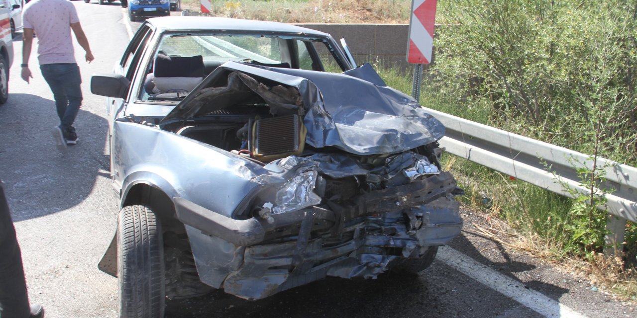 Konya’da kamyonet ile otomobil çarpıştı