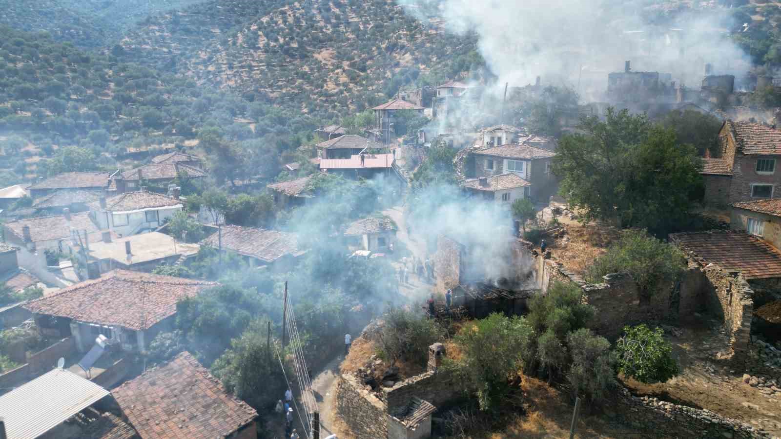 11’i metruk 13 ev yanarak küle döndü