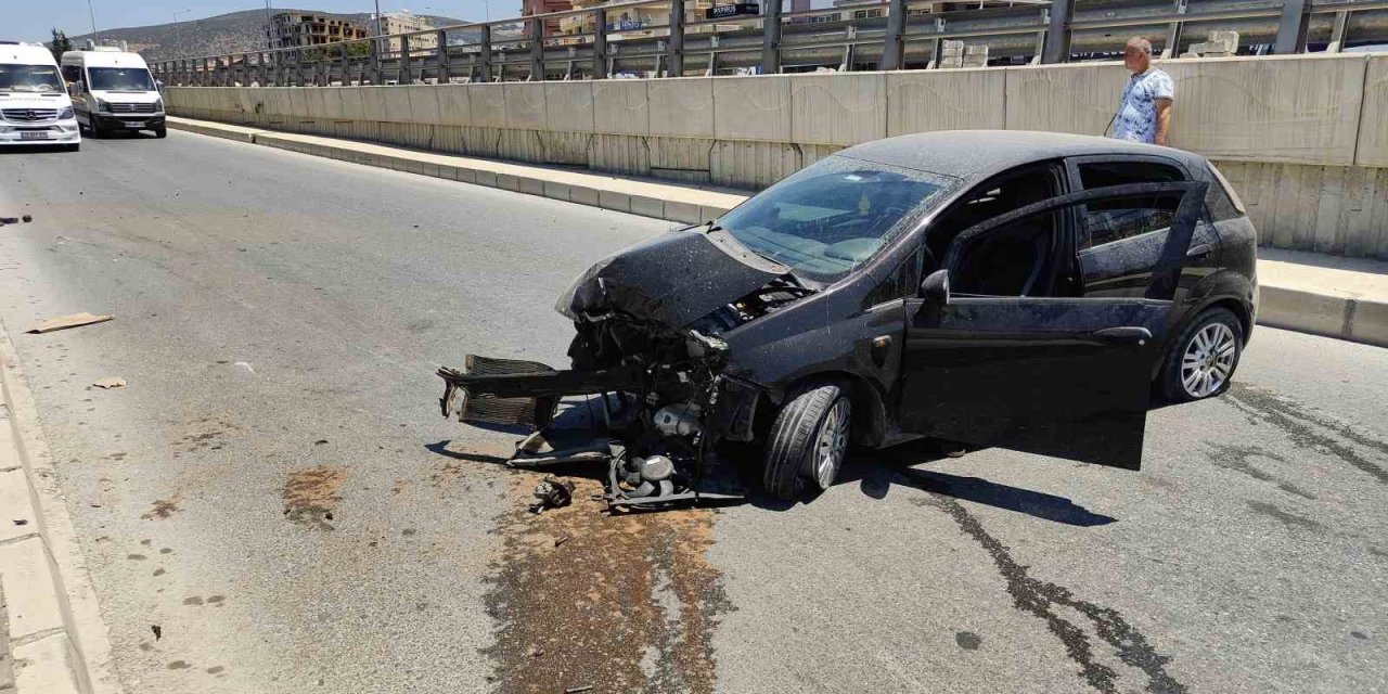 Bariyerlere çarpan otomobilin sürücüsü kayıplara karıştı