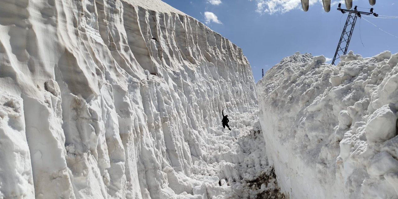 Haziran ayında 8 metreyi bulan karda yol açma çalışması