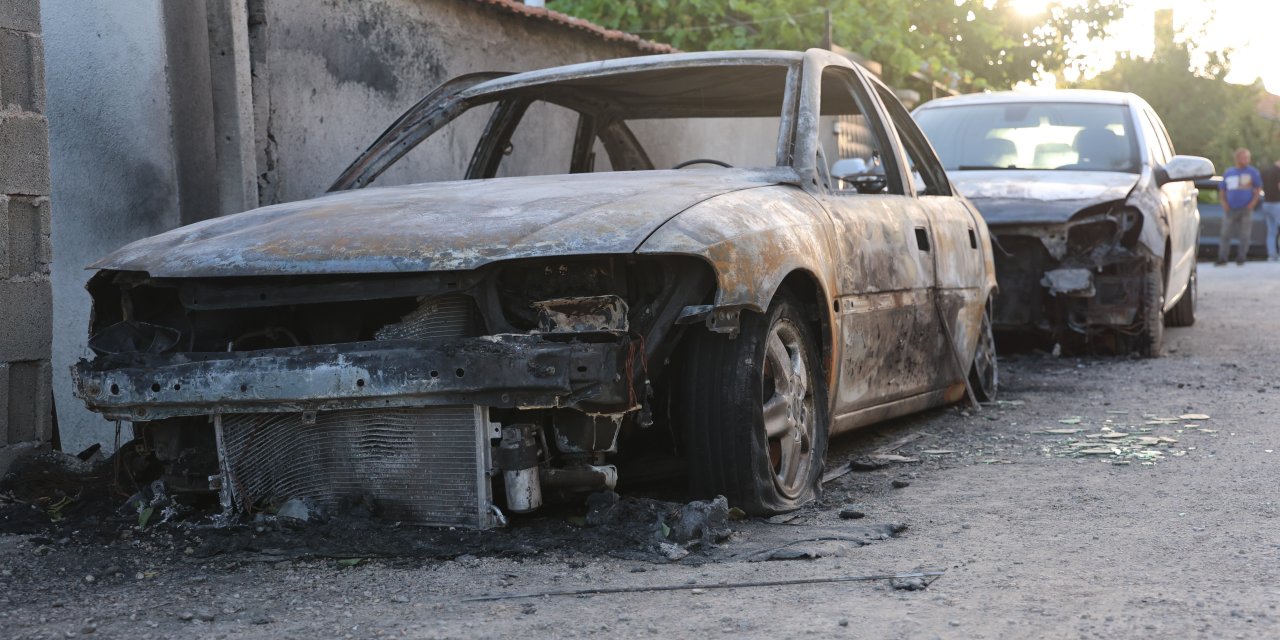 Konya'da iki otomobili kundakladılar