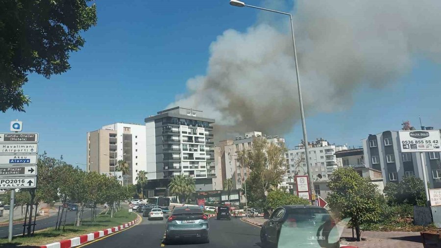 Antalya’daki yangın havalimanına yakın olması sebebiyle havadan müdahale kontrollü olarak yapılıyor