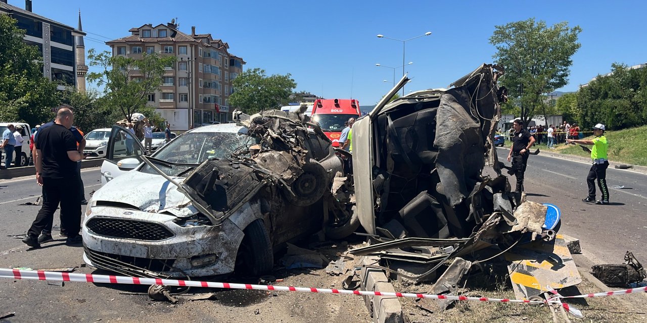 4 aracın karıştığı kazada can pazarı: 2 ölü, 3 yaralı