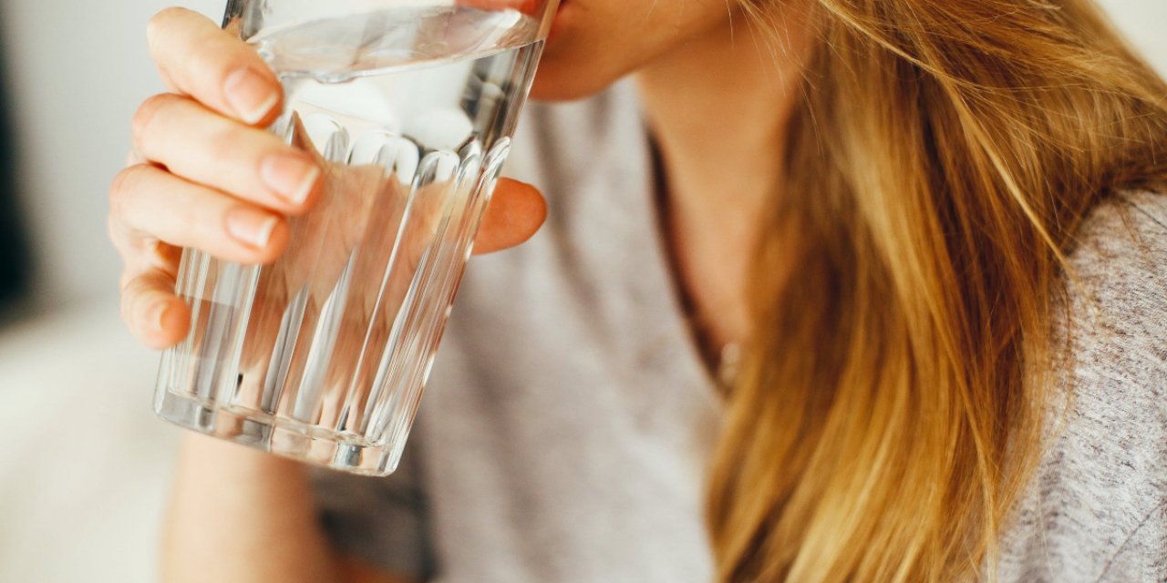 Su içmek için susamayı beklemeyin! Vücudun susuz kaldığının 6 işareti