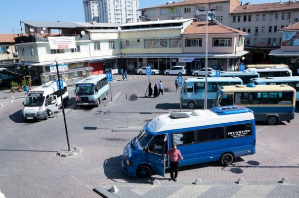 Minibüsçüler zam talebi ile belediye önünde kontak kapattı