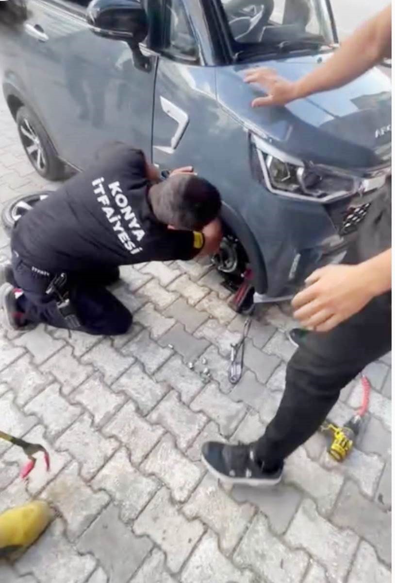 Konya'da otomobilin motor kısmına giren yavru köpeği itfaiye kurtardı