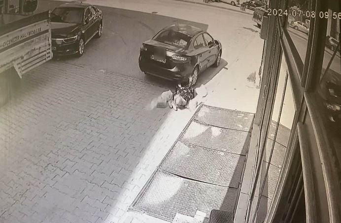 Konya'da geri manevra yapan otomobilin kadına çarpması kamerada