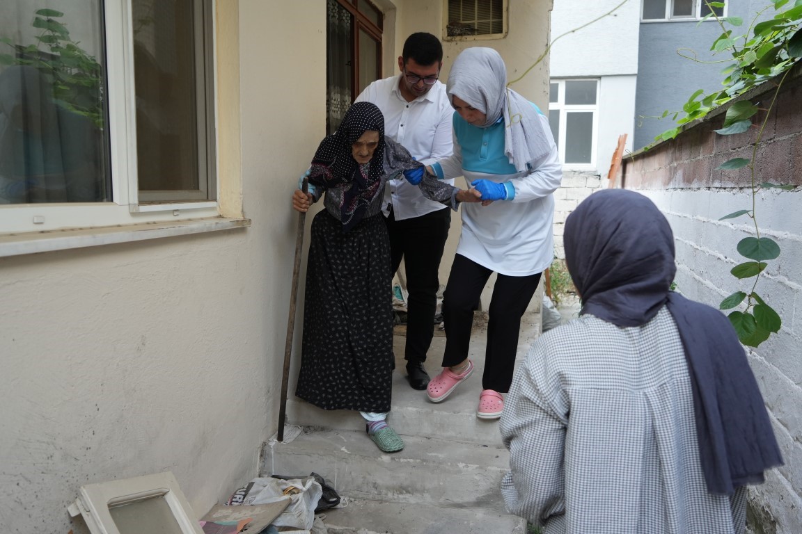 94 yaşındaki ninenin dramı... Sosyal medyada paylaşıldı, konuk evine kaldırıldı