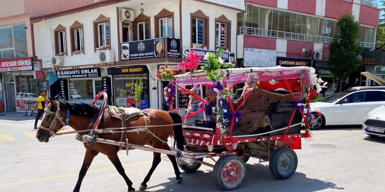 Konya'da adeta nostalji havası esiyor, at arabası görenleri şaşırtıyor