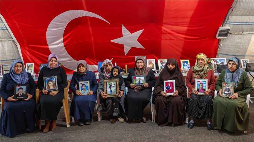 Diyarbakır annelerinin evlat nöbetine bir aile daha katıldı